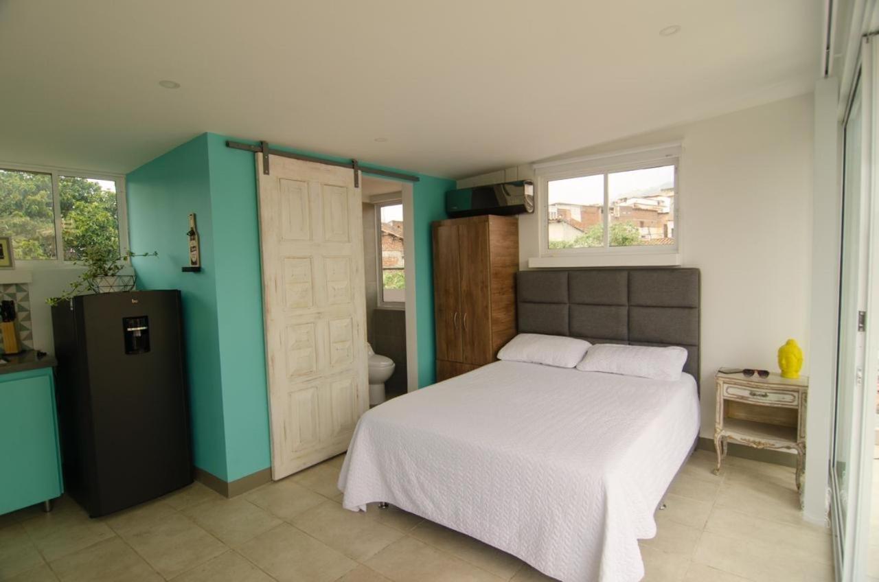 Moonshine Boutique Hostal Кали Екстериор снимка