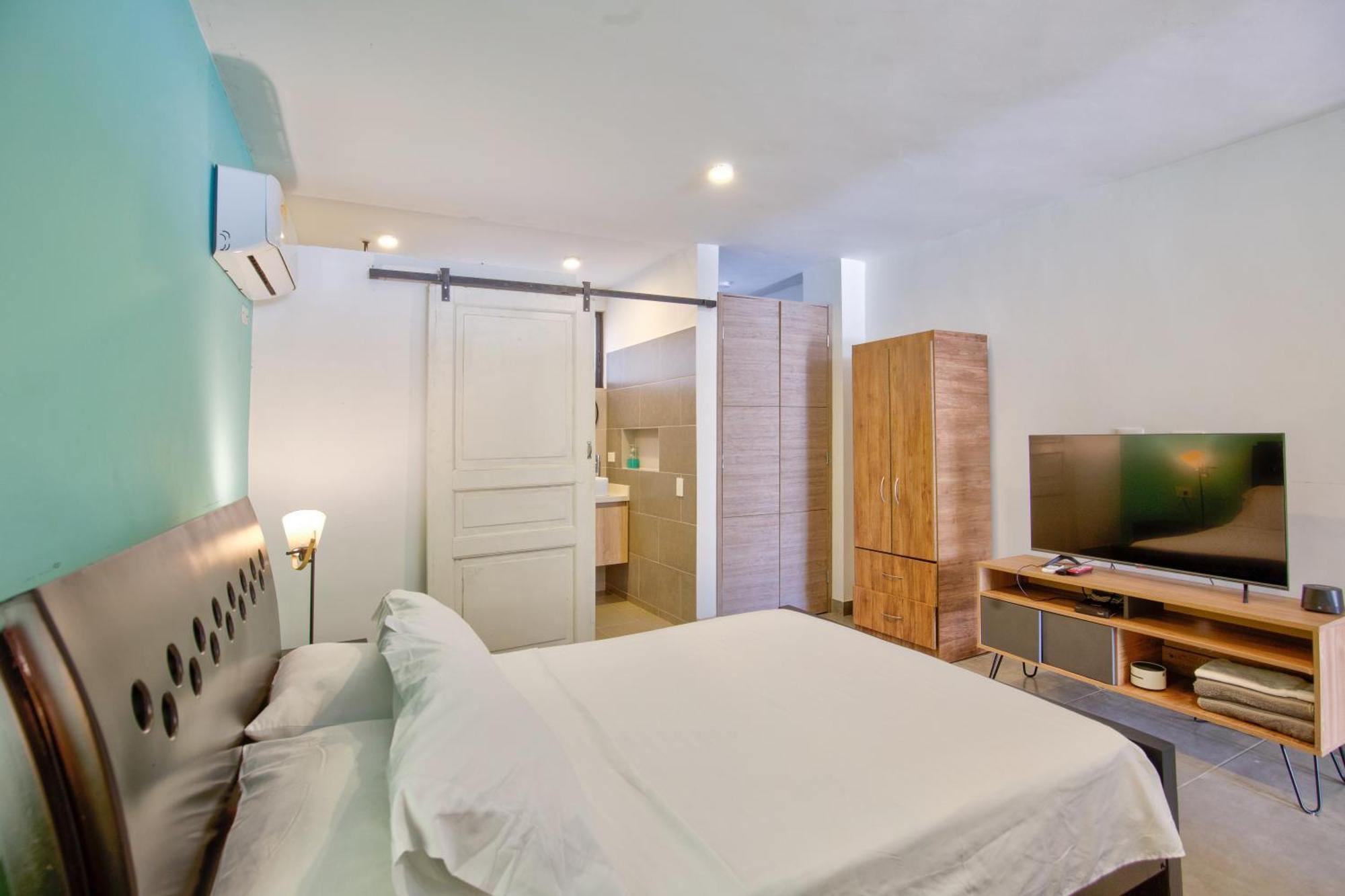 Moonshine Boutique Hostal Кали Екстериор снимка
