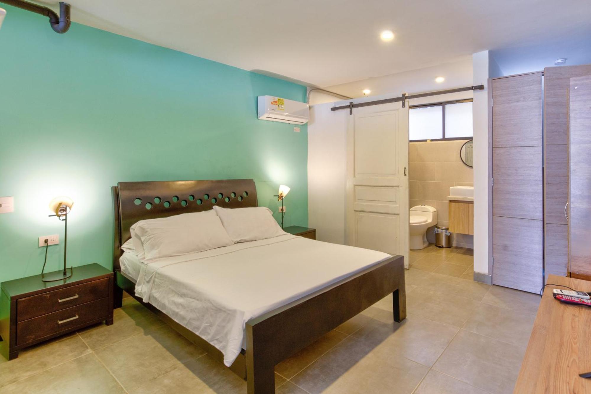 Moonshine Boutique Hostal Кали Екстериор снимка