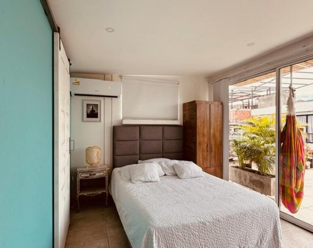 Moonshine Boutique Hostal Кали Екстериор снимка