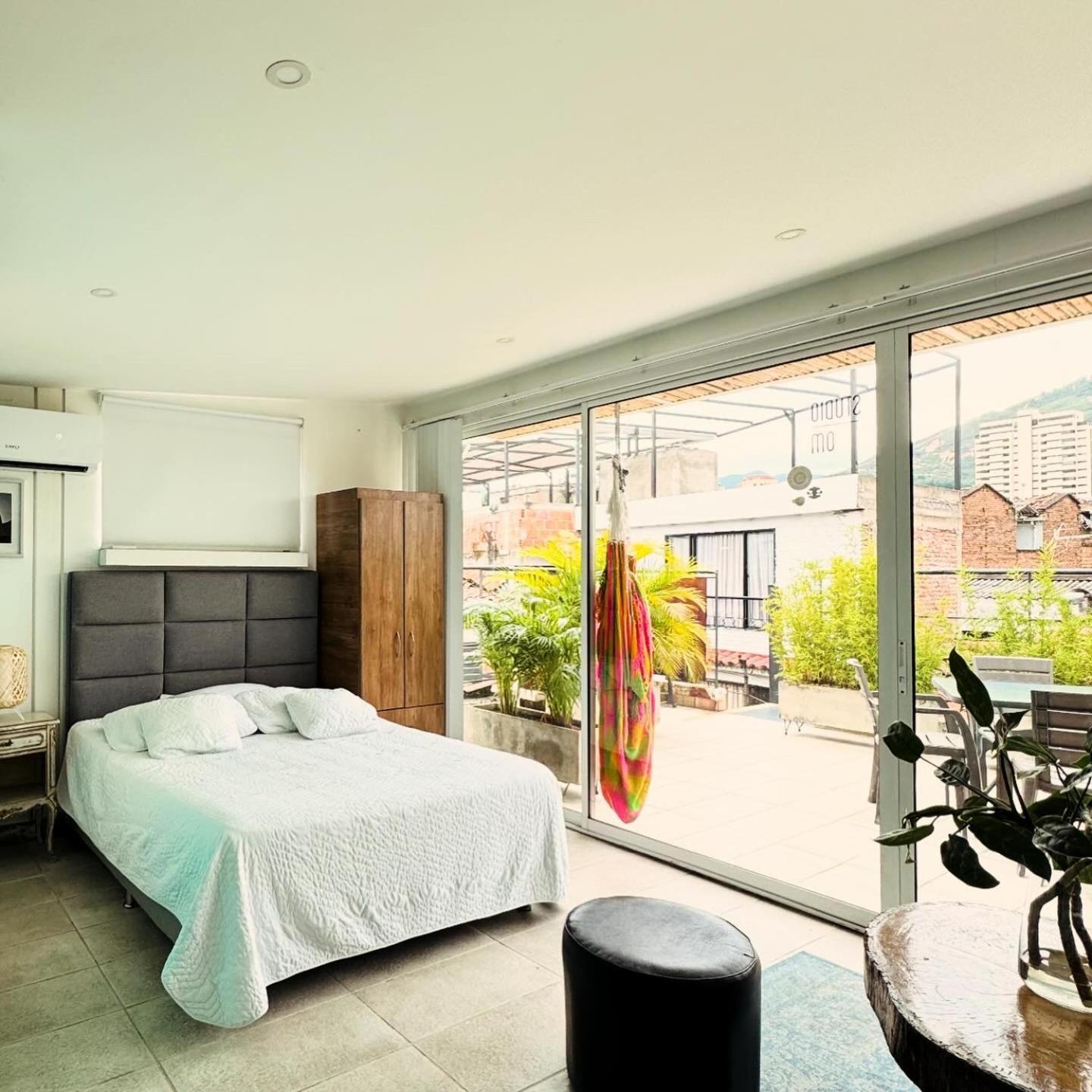 Moonshine Boutique Hostal Кали Екстериор снимка