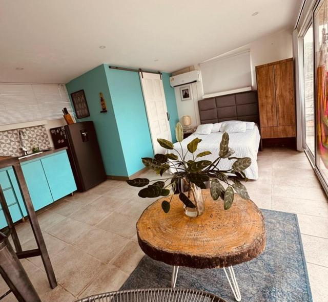 Moonshine Boutique Hostal Кали Екстериор снимка