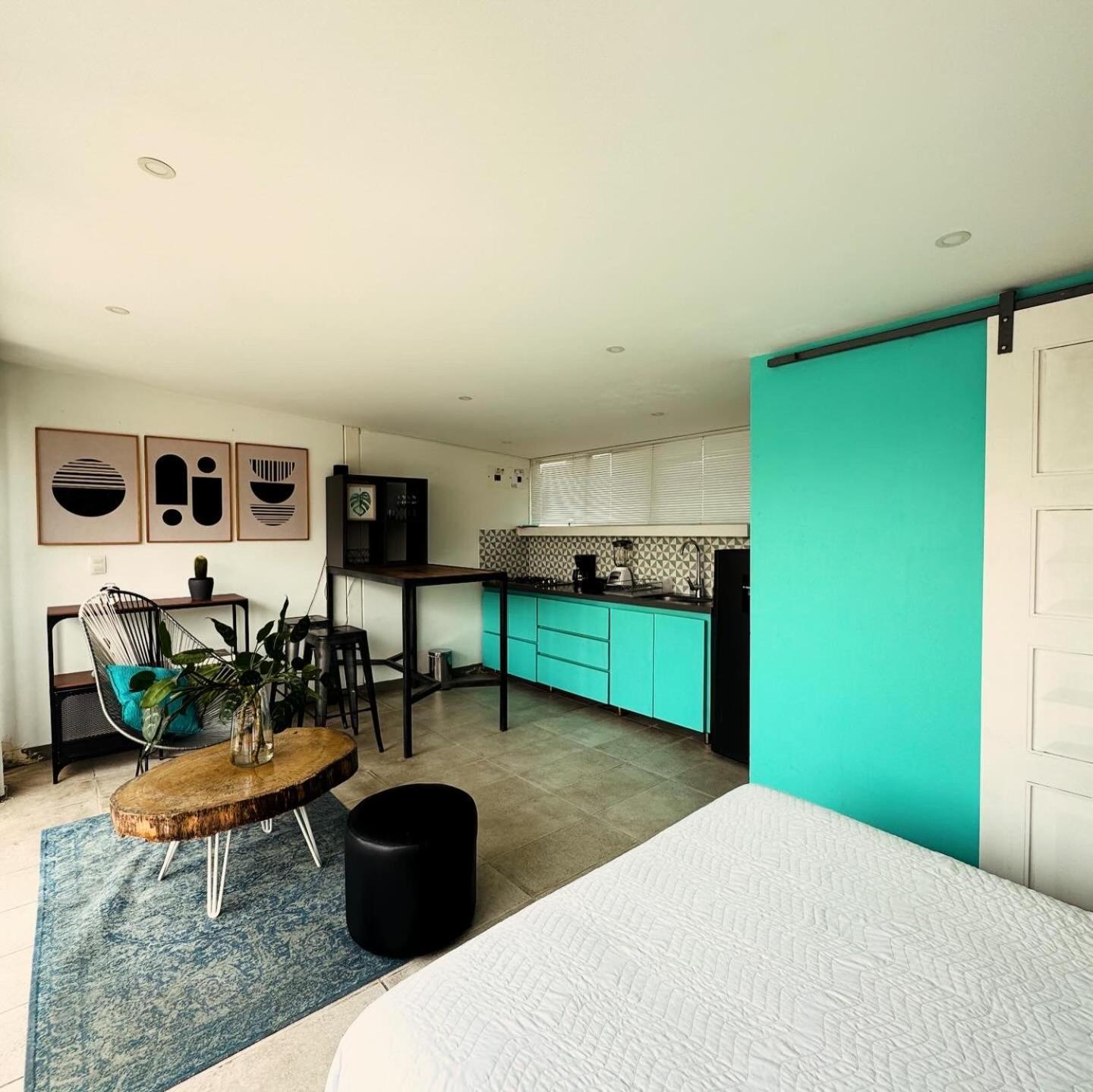 Moonshine Boutique Hostal Кали Екстериор снимка