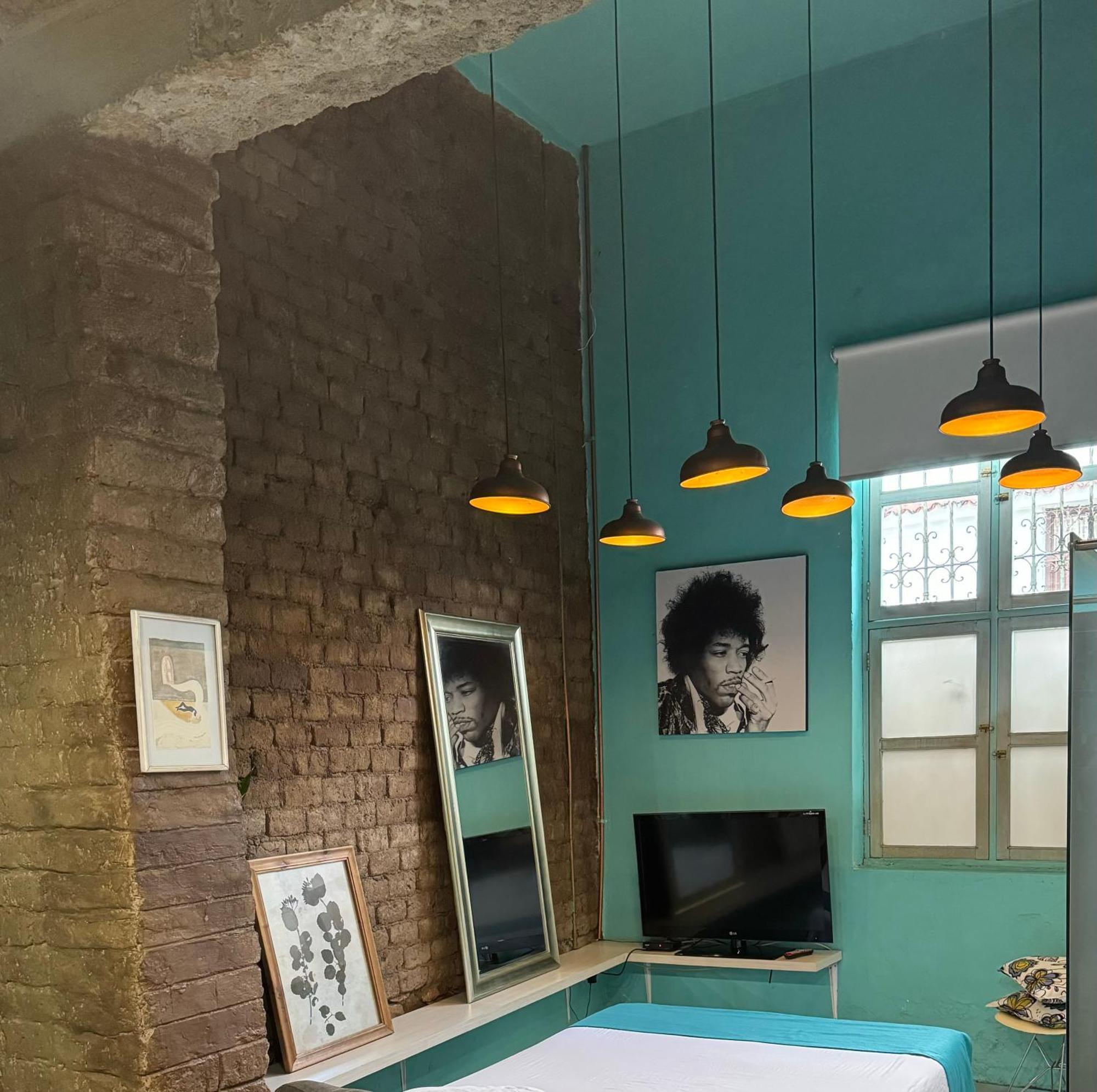 Moonshine Boutique Hostal Кали Екстериор снимка