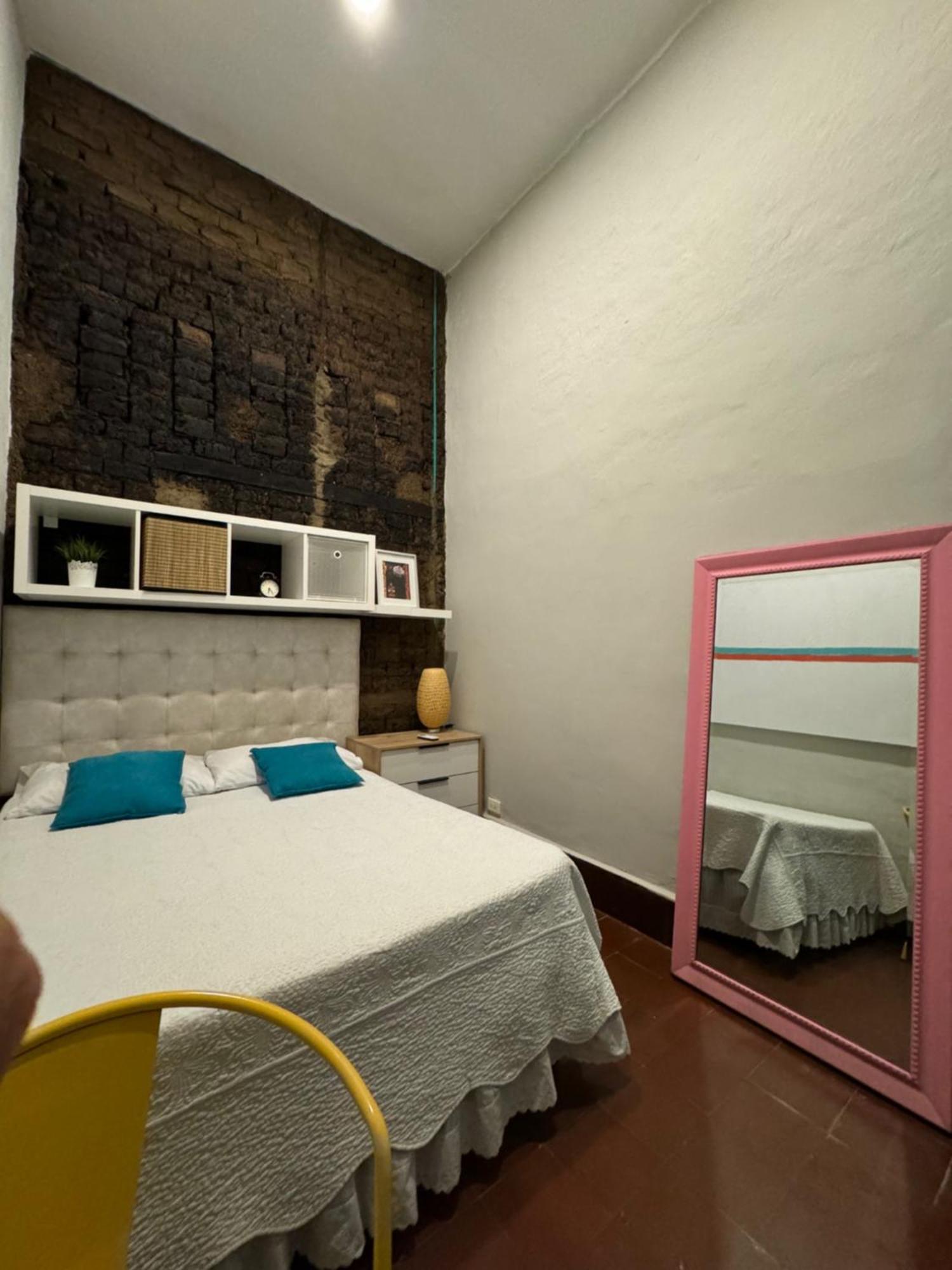Moonshine Boutique Hostal Кали Екстериор снимка