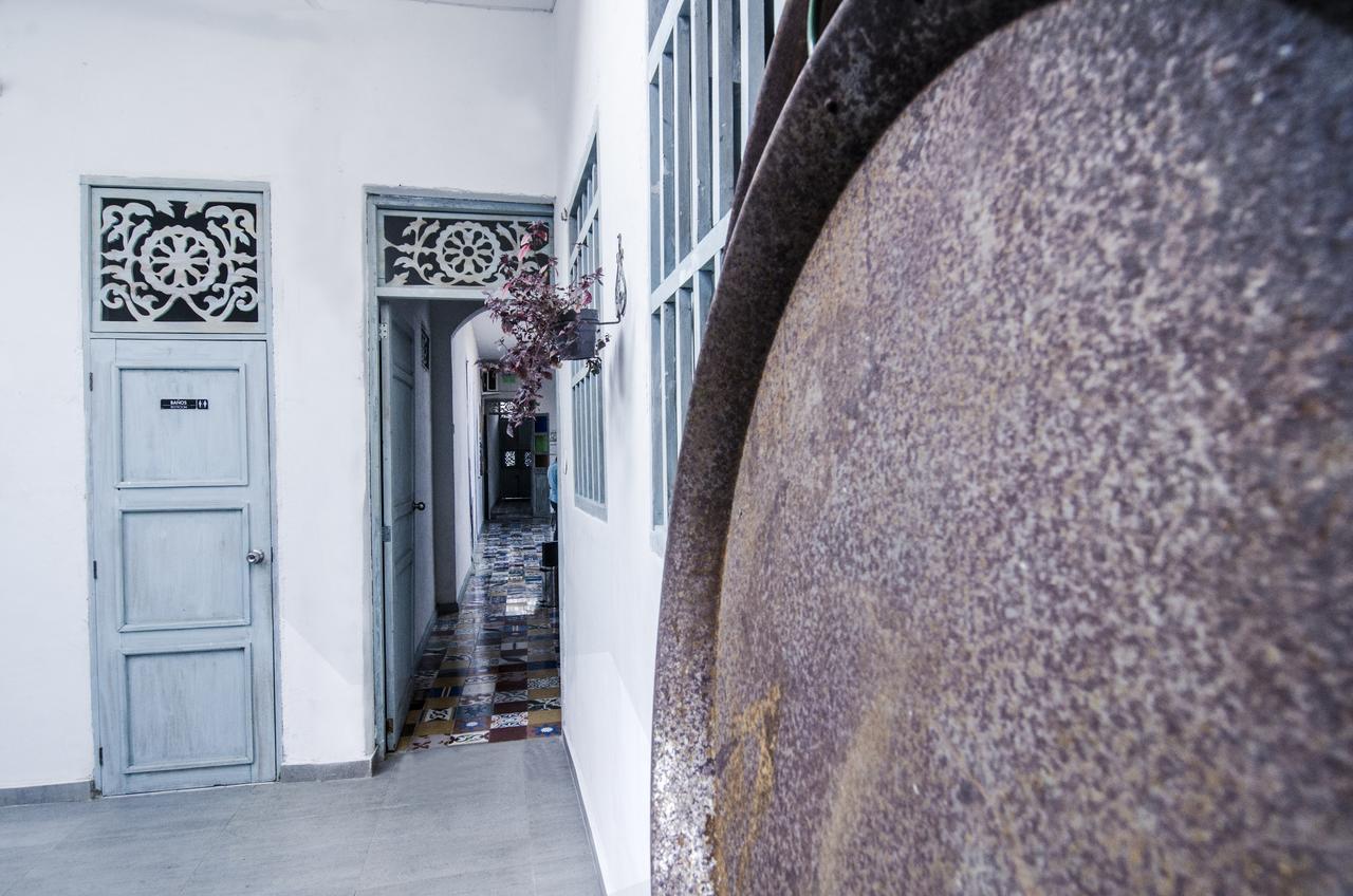 Moonshine Boutique Hostal Кали Екстериор снимка
