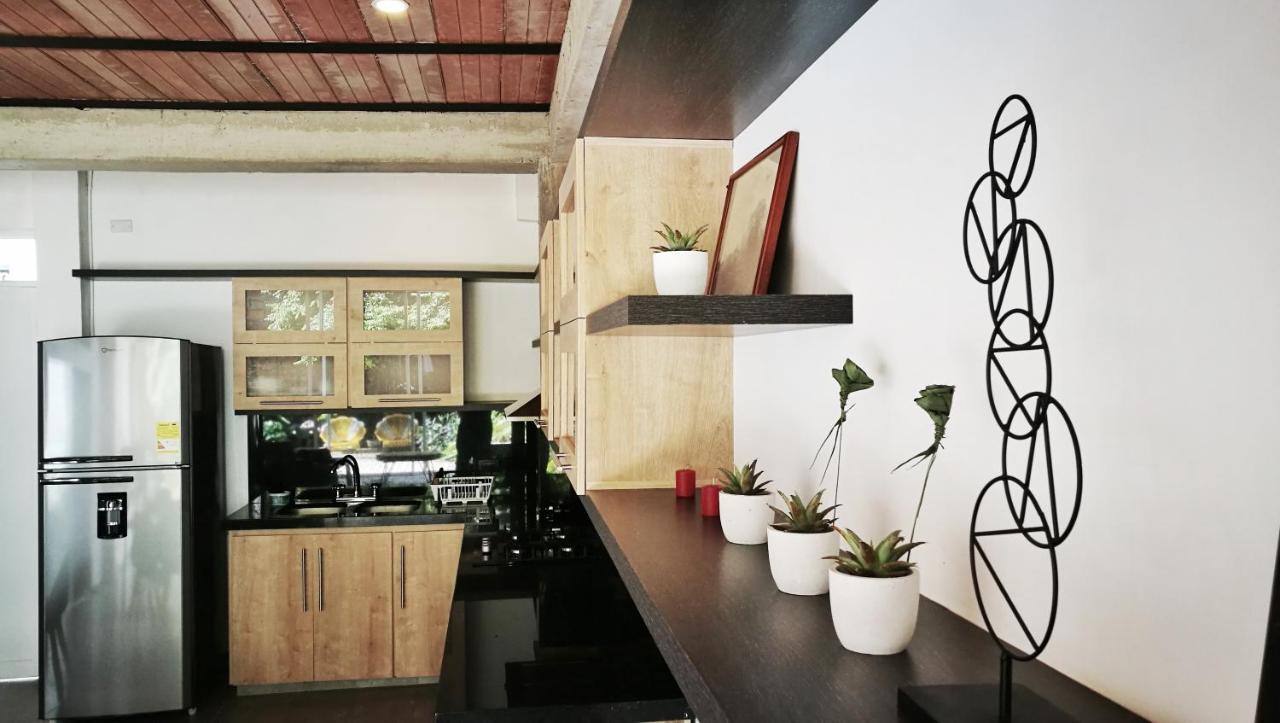 Moonshine Boutique Hostal Кали Екстериор снимка