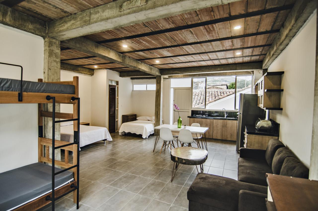 Moonshine Boutique Hostal Кали Екстериор снимка