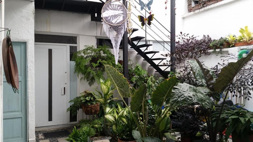 Moonshine Boutique Hostal Кали Екстериор снимка