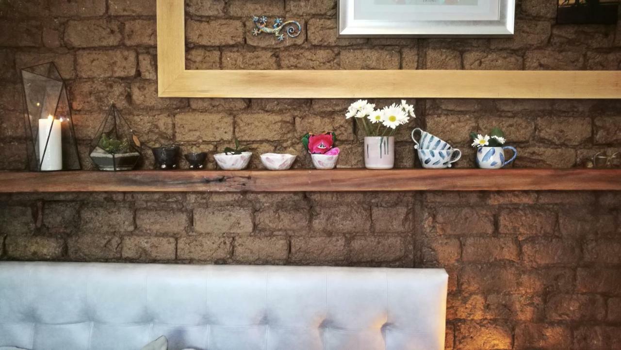 Moonshine Boutique Hostal Кали Екстериор снимка