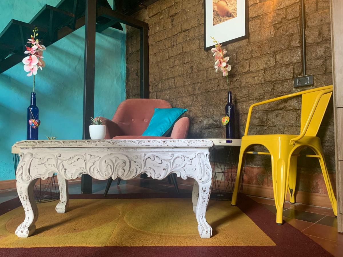 Moonshine Boutique Hostal Кали Екстериор снимка