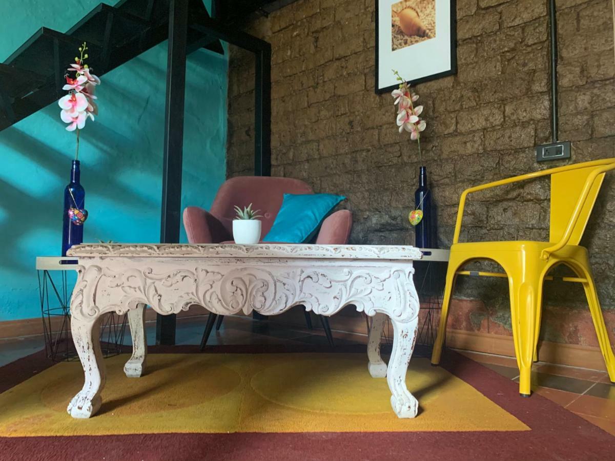 Moonshine Boutique Hostal Кали Екстериор снимка